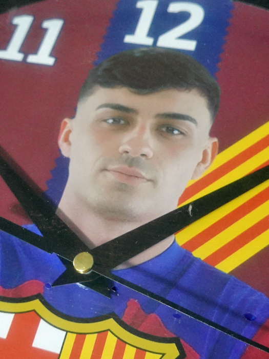 クラブオフィシャルグッズ/バルセロナ/オフィシャル 壁掛け時計/ペドリ/ネイビーXレッド/8721001703340